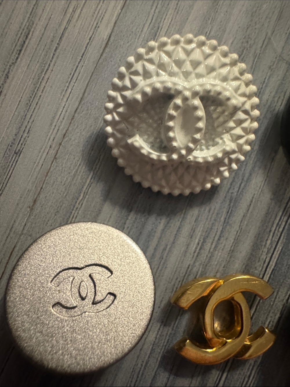 Beautiful, very rare, and authentic  CHANEL buttons - Picture 3 of 5
